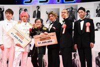 「ブサイクなポーズ」を要求され、応えるアインシュタイン稲田（左から3人目）。