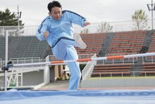 「走り高跳び」に臨む、有吉弘行 (c)テレビ朝日