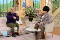 （左から）小堺一機、黒柳徹子。(c)テレビ朝日