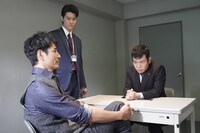 （左から）沢村一樹、粗品、マギー。(c)フジテレビ