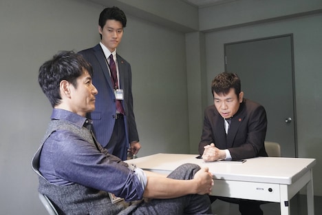 （左から）沢村一樹、粗品、マギー。(c)フジテレビ