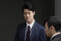 粗品とマギー（右）。(c)フジテレビ