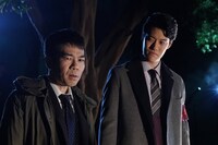 （左から）マギーと粗品。(c)フジテレビ