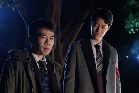 （左から）マギーと粗品。(c)フジテレビ