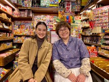 左から蒼井優、ハリセンボン春菜。(c)日本テレビ