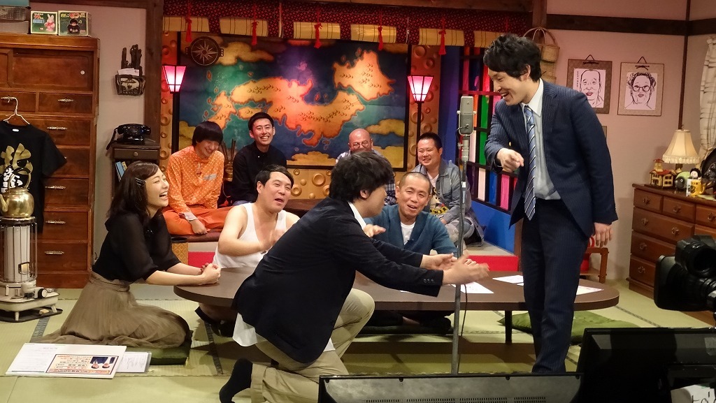 「ジンギス談！」にゲスト出演し、漫才を披露する宮下草薙（手前）。(c)HBC