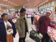 スーパーで食材を探す渡辺直美（左）と千鳥。(c)テレビ朝日