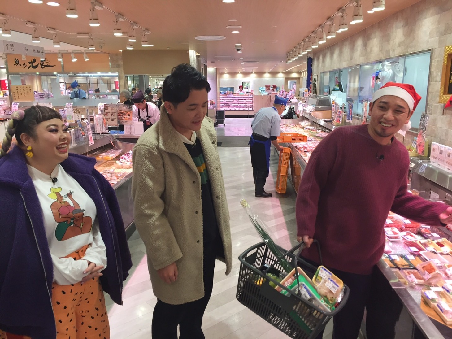 スーパーで食材を探す渡辺直美（左）と千鳥。(c)テレビ朝日