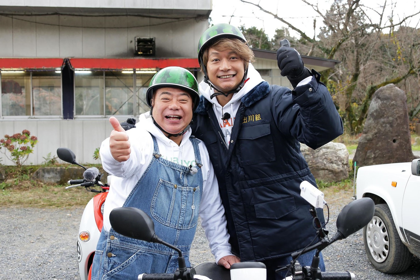 出川哲朗（左）と香取慎吾（右）。