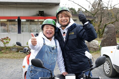 出川哲朗(左)と香取慎吾(右)。