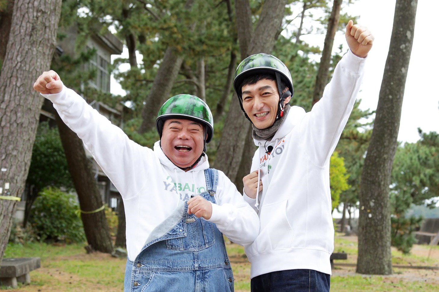 出川哲朗（左）と草なぎ剛（右）。