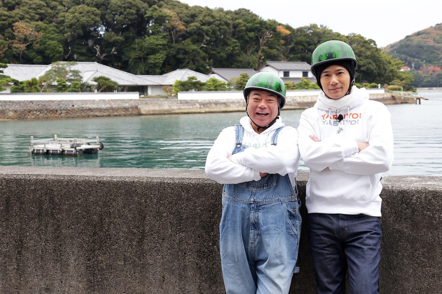 出川哲朗（左）と稲垣吾郎（右）。