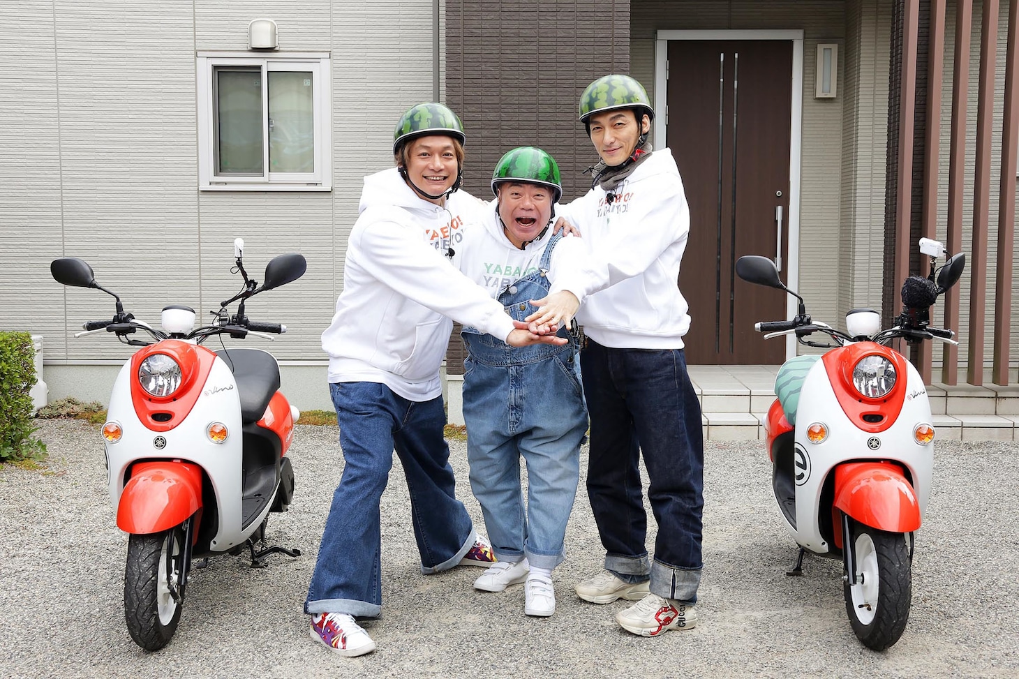 出川哲朗（中央）と香取慎吾（左）、草なぎ剛（右）。