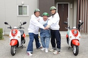 出川哲朗(中央)と香取慎吾(左)、草なぎ剛(右)。