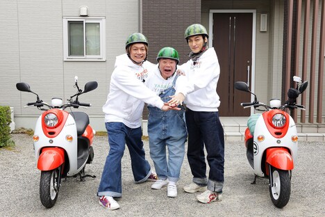 出川哲朗(中央)と香取慎吾(左)、草なぎ剛(右)。