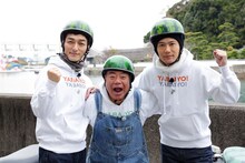 出川哲朗（中央）と草なぎ剛（左）、稲垣吾郎（右）。