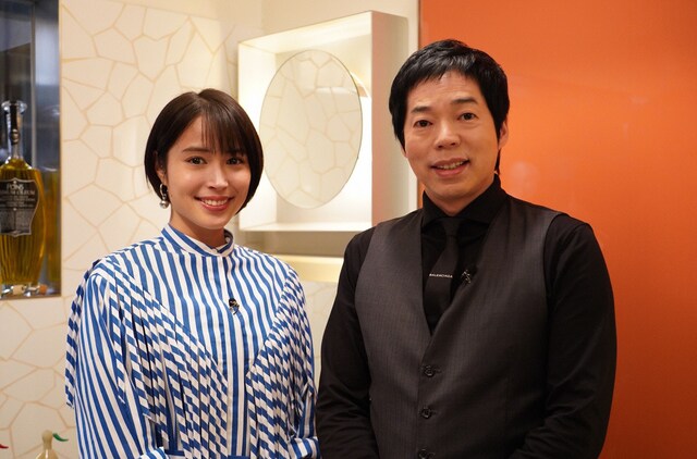 「アナザースカイII」司会の広瀬アリス、今田耕司（左から）。