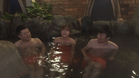 温泉で疲れを癒やす和牛と高田秋（中央）。