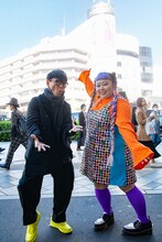 原宿でロケを展開する山口一郎（左）と渡辺直美（右）。(c)NHK