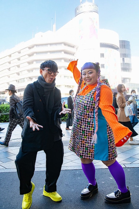 原宿でロケを展開する山口一郎（左）と渡辺直美（右）。(c)NHK