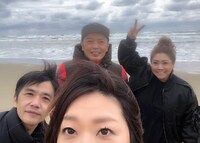 記念撮影をする海原やすよ ともこ、中川家。(c)読売テレビ