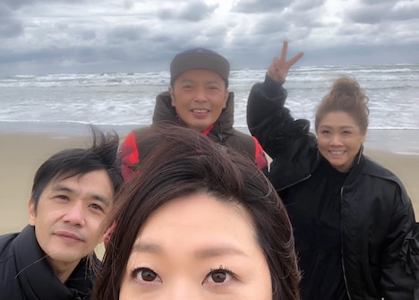 記念撮影をする海原やすよ ともこ、中川家。(c)読売テレビ