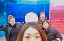 記念撮影をする海原やすよ ともこ、中川家。(c)読売テレビ