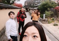 記念撮影をする海原やすよ ともこ、中川家。(c)読売テレビ