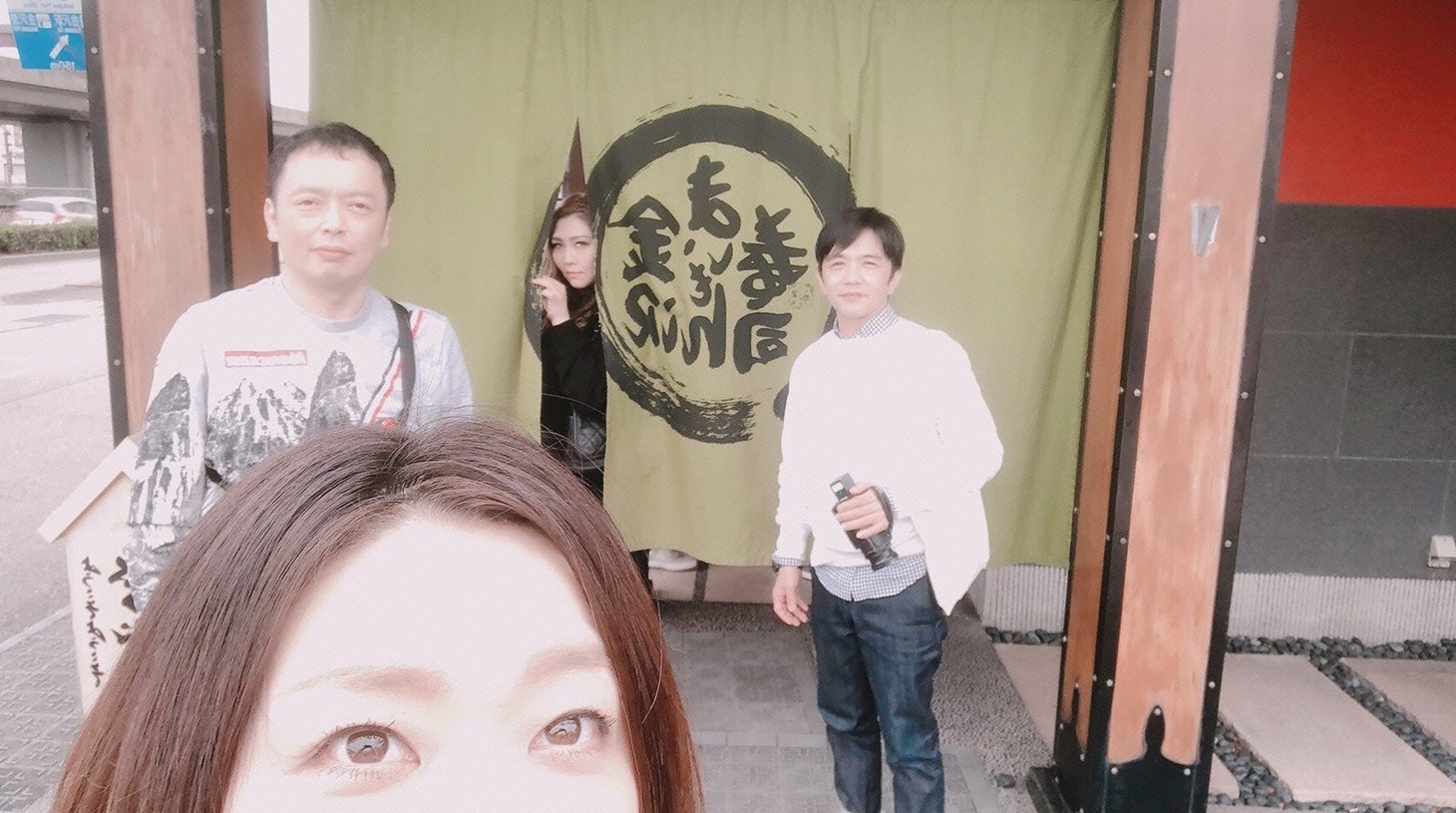 記念撮影をする海原やすよ ともこ、中川家。(c)読売テレビ