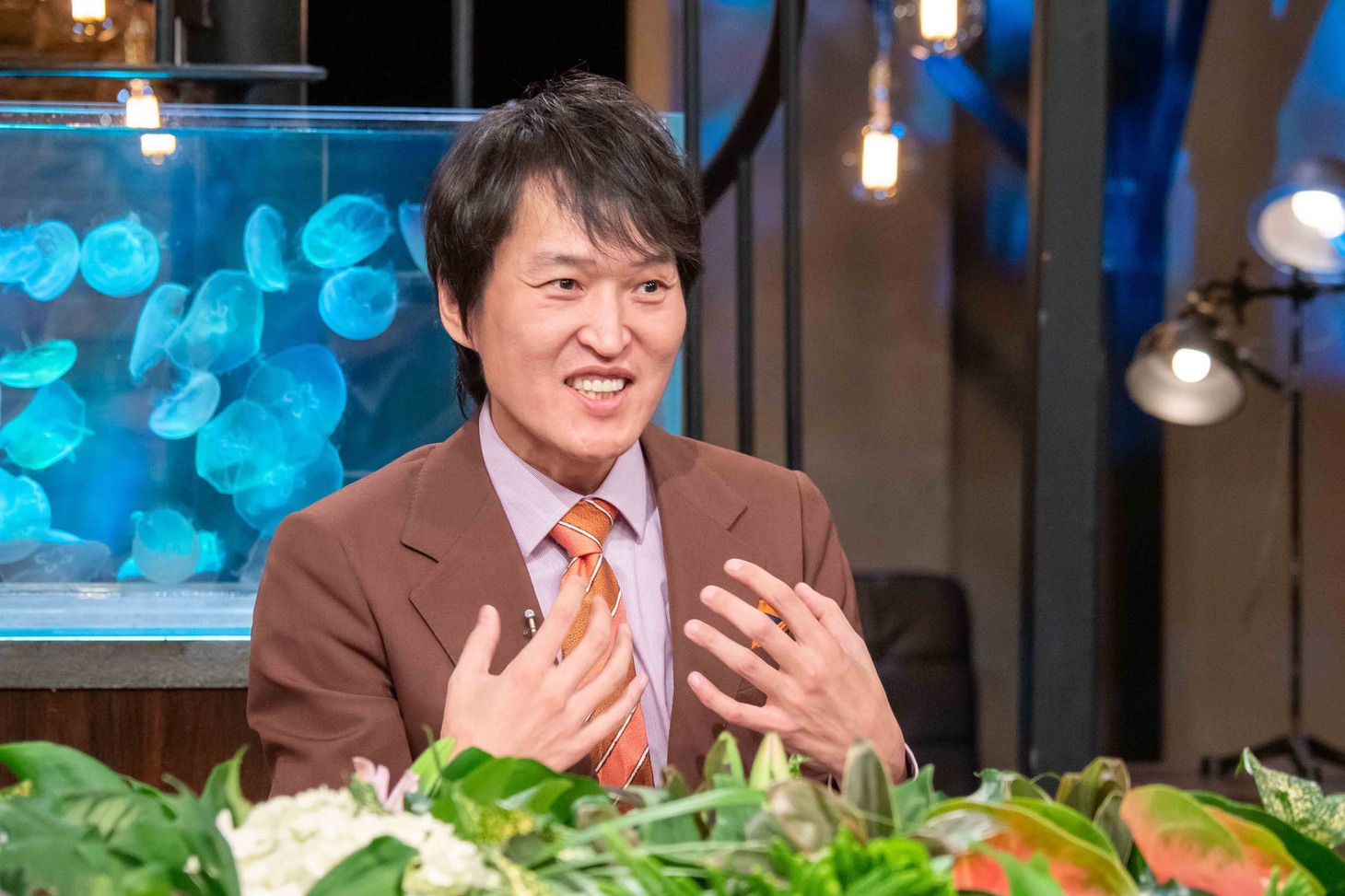 司会の千原ジュニア。(c)NHK