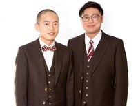 ゾフィー。左がコント村“村長”の上田。