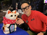 招き猫・にゃーカル（声：ジミー大西）と宮川大輔。