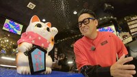招き猫・にゃーカル（声：ジミー大西）と宮川大輔。
