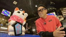招き猫・にゃーカル（声：ジミー大西）と宮川大輔。