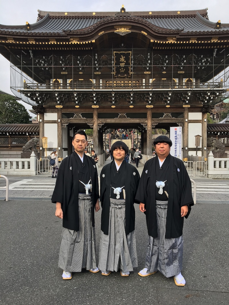 「開運!!バナナバカリぶらり」に出演するバナナマンとバカリズム(中央)。(c)フジテレビ