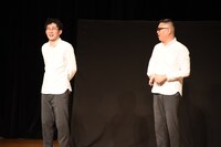 岡山公演のカーテンコールに登場したシソンヌ。