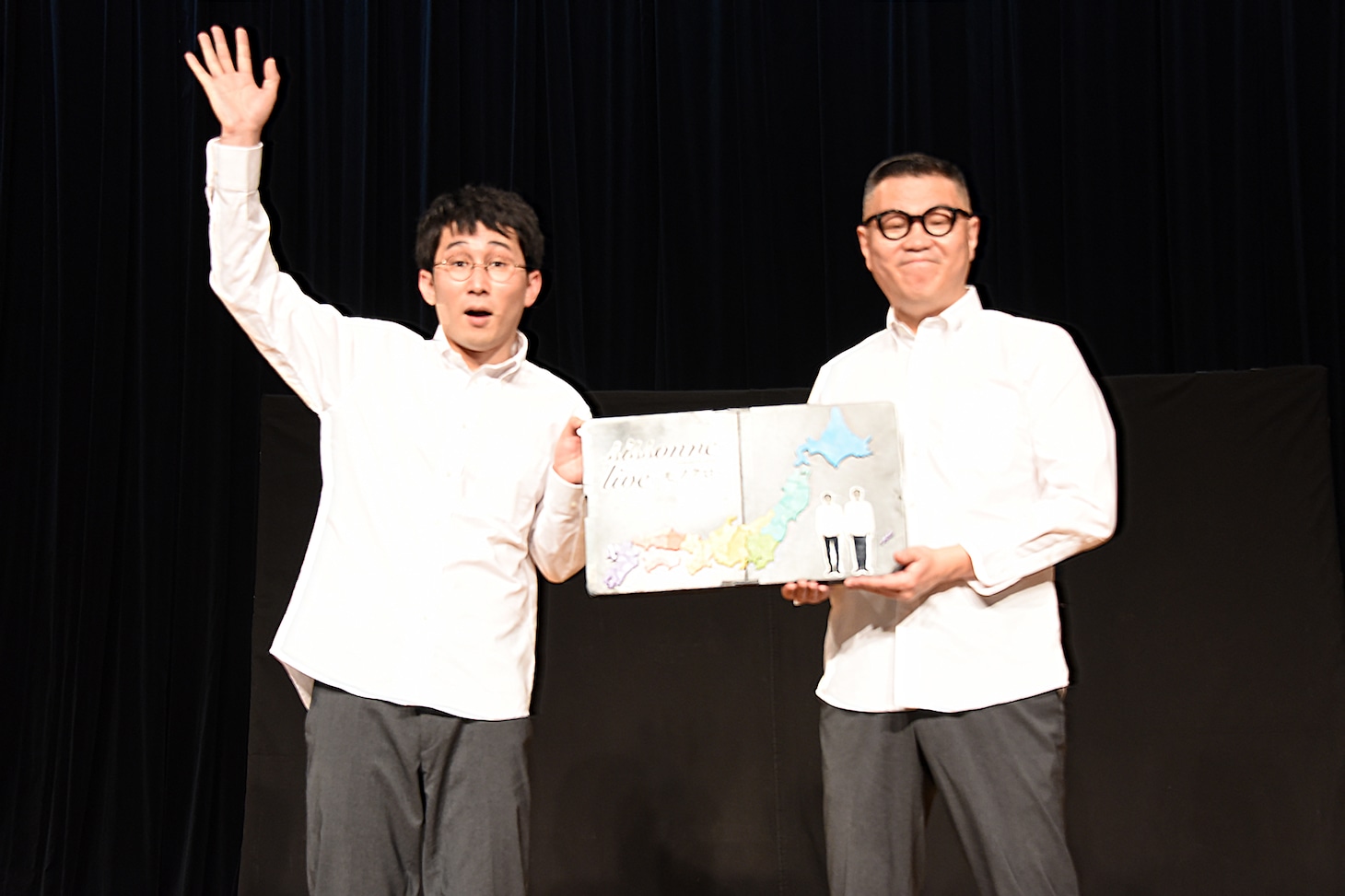 「シソンヌライブ[モノクロ]2019」最終公演より、シソンヌ。