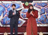司会の陣内智則（左）と新川優愛。