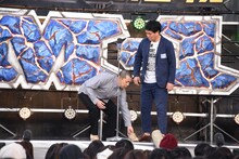 別の相方が来てしまわないように靴で場所取りをする天竺鼠・川原（左）。