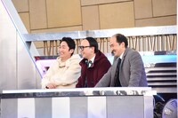 敗者復活戦を見届けたNON STYLE石田（左）とトレンディエンジェル。