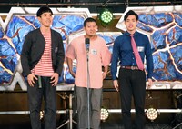 四千頭身。後藤（中央）は寒さに身震いする。