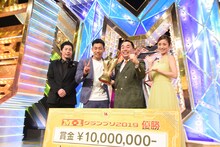 優勝後、フォトセッションに応じるミルクボーイ。「笑顔で！」と言われて駒場（左から2人目）はピースサイン。司会を務めた今田耕司（左）と上戸彩（右）。