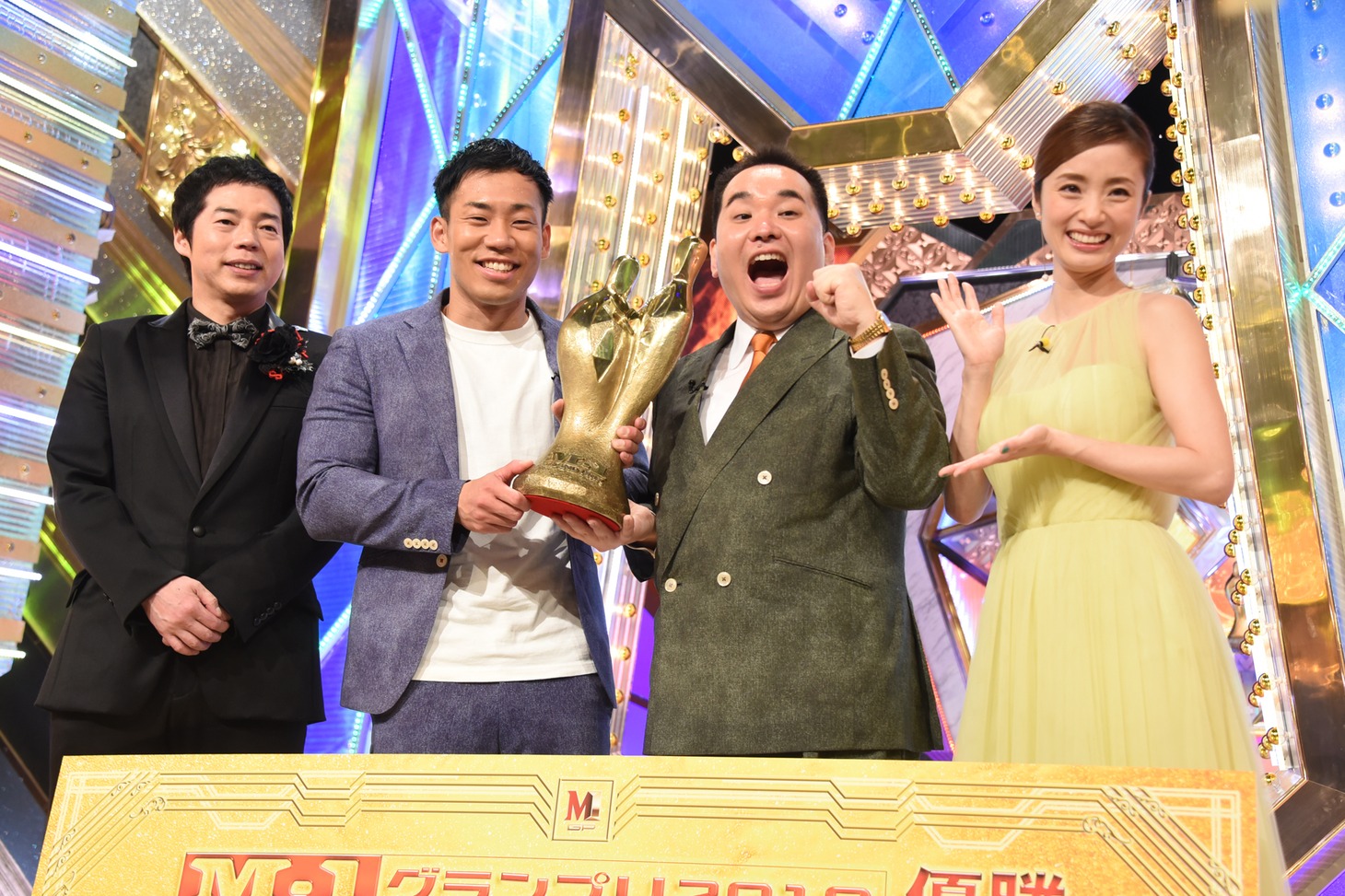 優勝後、フォトセッションに応じた（左から）今田耕司、ミルクボーイ、上戸彩。