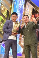 生放送直後、フォトセッションに応じるミルクボーイ。