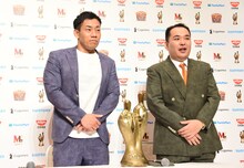 緊張気味に記者会見の場にやってきたミルクボーイ。