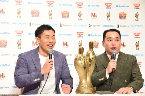 記者会見に臨むミルクボーイ。ときおり「0ボケでした」と反省する。