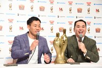 記者会見に臨むミルクボーイ。