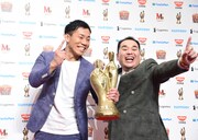 カメラに笑顔を向けるミルクボーイ。