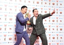 フォトセッションに応じるミルクボーイ。