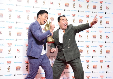 フォトセッションに応じるミルクボーイ。